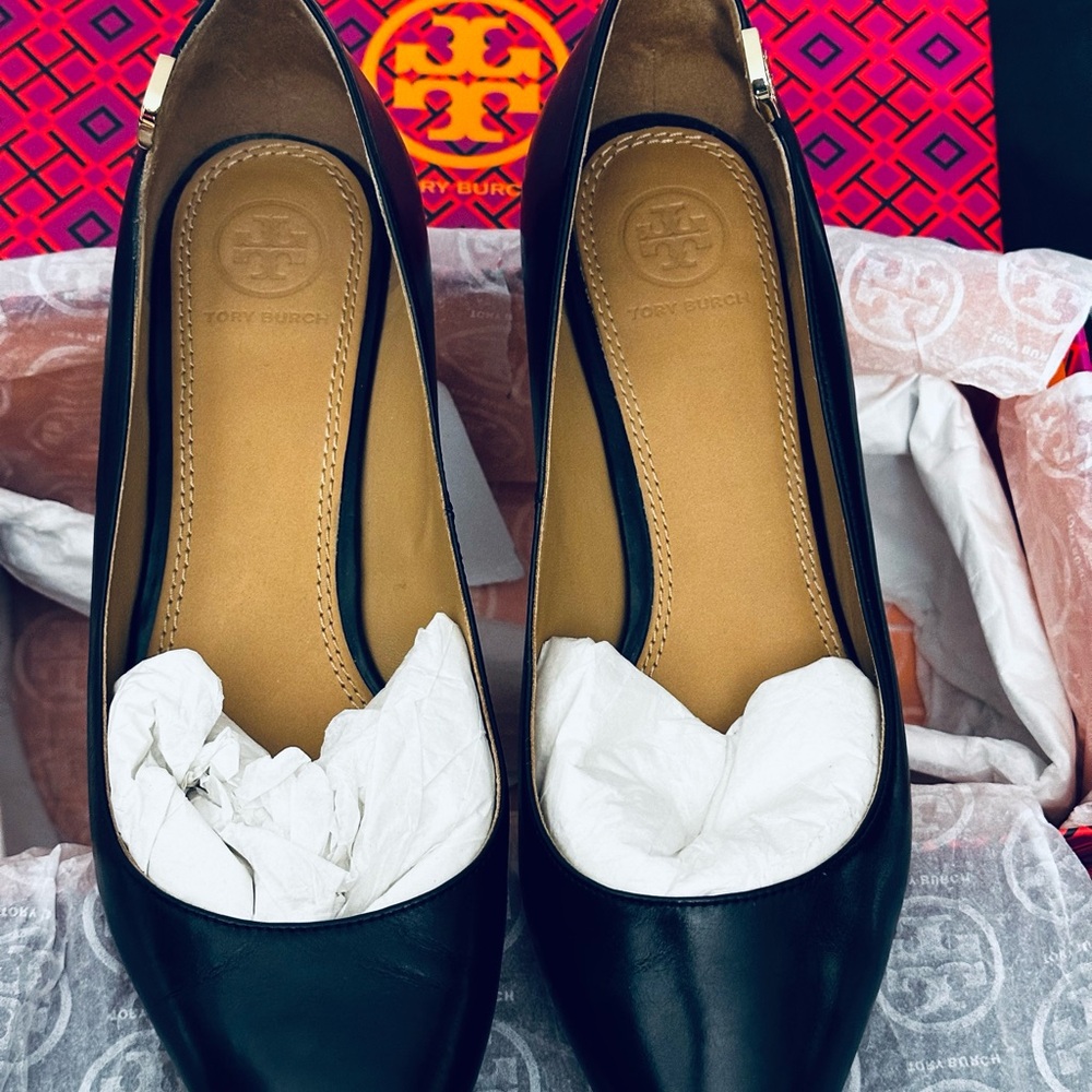 Tory Burch Elizabeth 40MM Pumps Black Baby Calf Leather Preowned In Box Sz 8 - Picture 4 of 10